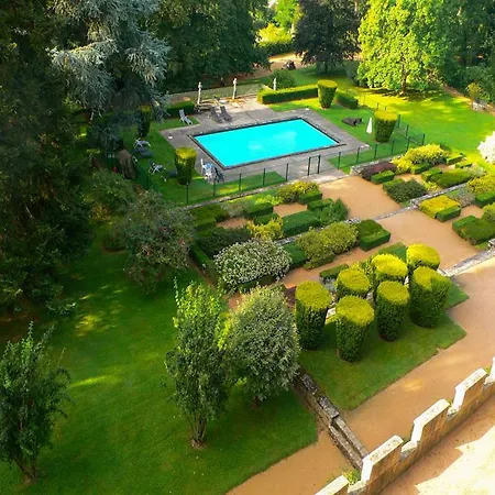 Chateau De Busset Szálloda 3*